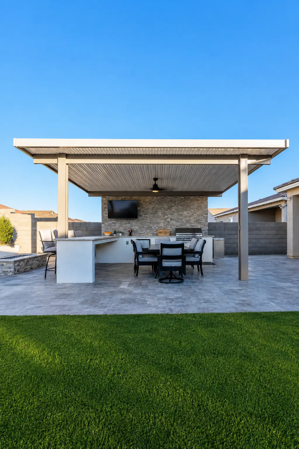 Outdoor Kitchens & BBQ Islands